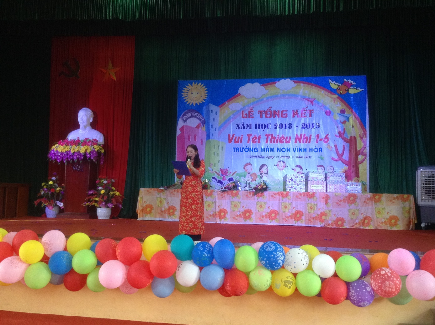 Bà Phạm Thị Hiền - BTCB - Hiệu trưởng nhà trường bế mạc buổi lễ